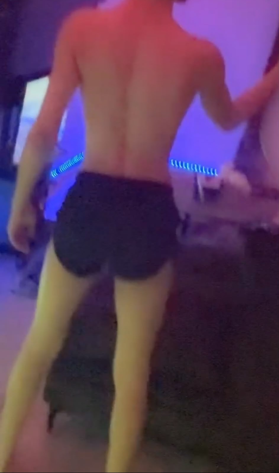 צעיר בן 23 חתיך 🔥